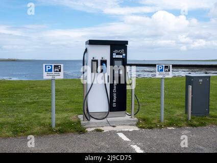 Schnellladestation für Elektrofahrzeuge, Finstown, Orkney, Schottland. Stockfoto