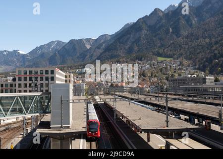 Chur, Schweiz, 11. April 2022 der Zug wartet am Hauptbahnhof in der Innenstadt Stockfoto