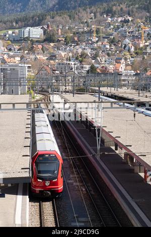 Chur, Schweiz, 11. April 2022 der Zug wartet am Hauptbahnhof in der Innenstadt Stockfoto