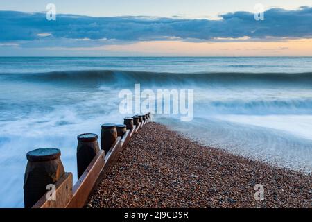 Winteruntergang am Strand. Stockfoto