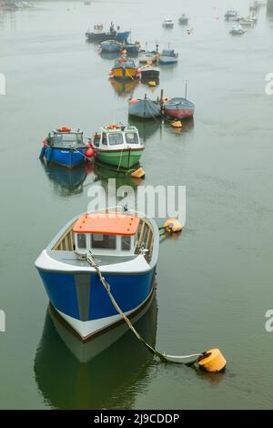 Die Boote liegen auf dem Fluss Adur. Stockfoto