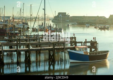 Wintersonnenaufgang auf dem Fluss Adur. Stockfoto