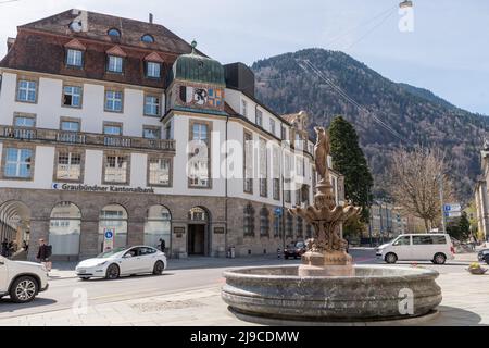 Chur, Schweiz, 11. April 2022 Historischer alter Wasserbrunnen im Stadtzentrum Stockfoto