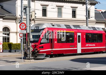 Chur, Schweiz, 11. April 2022 Rote Straßenbahn fährt durch die Innenstadt Stockfoto