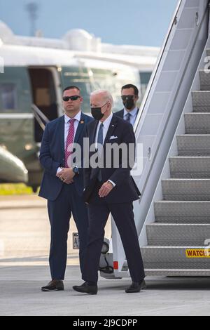 Fussa, Japan. 22.. Mai 2022. US-Präsident Joe Biden verlässt Air Force One, nachdem er auf dem Yokota Air Base für seinen zweitägigen Besuch in Japan landete. Nach einem Besuch in Südkorea kam der Präsident nach Japan. Joe Biden ist auf einer Allianz-Tournee in Asien. Kredit: SOPA Images Limited/Alamy Live Nachrichten Stockfoto