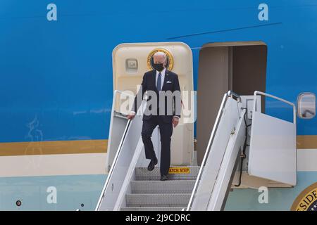 Fussa, Japan. 22.. Mai 2022. US-Präsident Joe Biden verlässt Air Force One, nachdem er auf dem Yokota Air Base für seinen zweitägigen Besuch in Japan landete. Nach einem Besuch in Südkorea kam der Präsident nach Japan. Joe Biden ist auf einer Allianz-Tournee in Asien. Kredit: SOPA Images Limited/Alamy Live Nachrichten Stockfoto