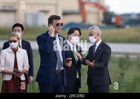 Fussa, Japan. 22.. Mai 2022. DER US-Botschafter in Japan Rahm Emanuel spricht mit dem japanischen Außenminister Yoshimasa Hayashi, während sie auf die Ankunft des US-Präsidenten Joe Biden auf dem Luftwaffenstützpunkt Yokota warten. Nach einem Besuch in Südkorea kam der Präsident nach Japan. Joe Biden ist auf einer Allianz-Tournee in Asien. Kredit: SOPA Images Limited/Alamy Live Nachrichten Stockfoto