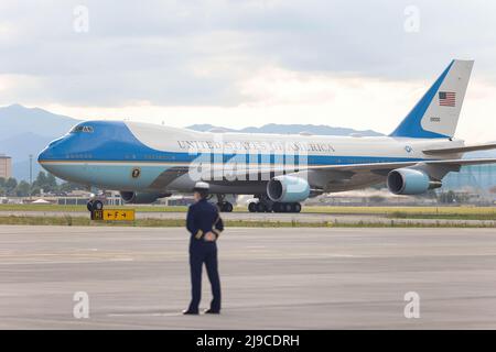 Fussa, Japan. 22.. Mai 2022. US-Präsident Joe Biden kommt zu seinem zweitägigen Besuch in Japan an Bord der Air Force One auf dem Luftwaffenstützpunkt Yokota an. Nach einem Besuch in Südkorea kam der Präsident nach Japan. Joe Biden ist auf einer Allianz-Tournee in Asien. Kredit: SOPA Images Limited/Alamy Live Nachrichten Stockfoto