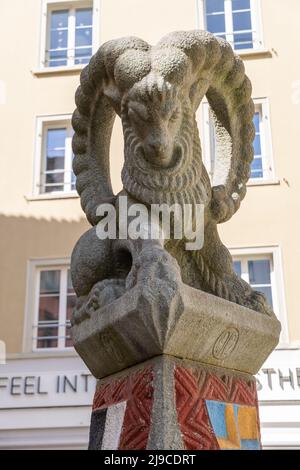 Chur, Schweiz, 11. April 2022 Steinbock-Figur auf einem Wasserbrunnen in der Altstadt Stockfoto