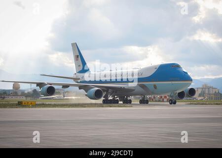 Fussa, Japan. 22.. Mai 2022. US-Präsident Joe Biden kommt zu seinem zweitägigen Besuch in Japan an Bord der Air Force One auf dem Luftwaffenstützpunkt Yokota an. Nach einem Besuch in Südkorea kam der Präsident nach Japan. Joe Biden ist auf einer Allianz-Tournee in Asien. Kredit: SOPA Images Limited/Alamy Live Nachrichten Stockfoto