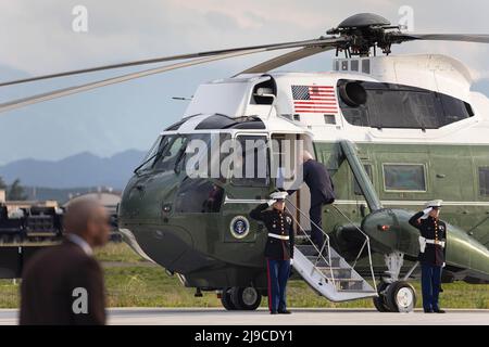 Fussa, Japan. 22.. Mai 2022. US-Präsident Joe Biden ist nach der Landung auf dem Yokota Air Base für seinen zweitägigen Besuch in Japan an Board des Hubschraubers der US-Luftwaffe. Nach einem Besuch in Südkorea kam der Präsident nach Japan. Joe Biden ist auf einer Allianz-Tournee in Asien. Kredit: SOPA Images Limited/Alamy Live Nachrichten Stockfoto