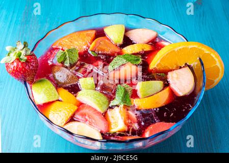 Schüssel mit Sangria, mit Fruchtstücken, Minze und Eis. Stockfoto