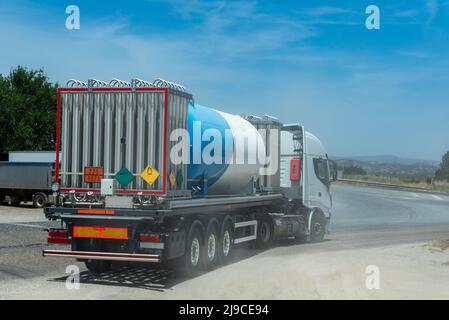 Tankwagen für den Transport von kryogenen Gasen, flüssigem Sauerstoff, mit Kühlern zur Aufrechterhaltung niedriger Temperaturen. Stockfoto