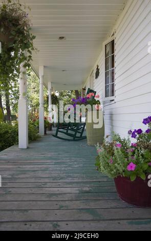 Veranda vor dem alten, ca. 1758 in Kanadischen Cottage-Stil gehaltenen Haus mit weißen Holzplanken im Sommer. Stockfoto