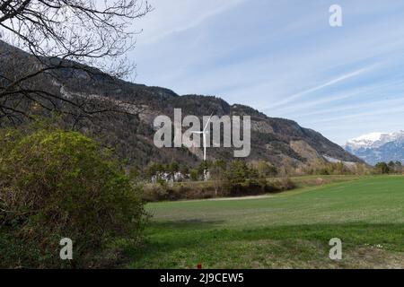 Chur, Schweiz, 11. April 2022 Windturbine in alpiner Landschaft Stockfoto