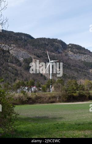 Chur, Schweiz, 11. April 2022 Windturbine in alpiner Landschaft Stockfoto