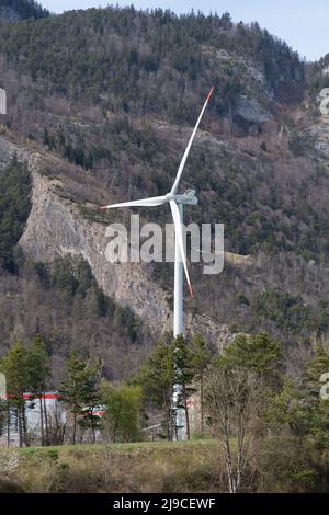 Chur, Schweiz, 11. April 2022 Windturbine in alpiner Landschaft Stockfoto