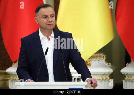 Kiew, Ukraine - 22. Mai 2022 - der Präsident der Republik Polen, Andrzej Duda, nimmt an einer gemeinsamen Pressekonferenz mit dem Präsidenten der Ukraine, Wolodymyr Zelenskyy, in Kiew, der Hauptstadt der Ukraine, Teil. Dieses Foto kann nicht in der Russischen Föderation verteilt werden. Foto von Pavlo Bagmut/Ukrinform/ABACAPRESS.COM Stockfoto