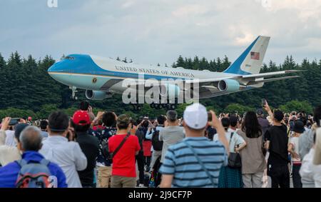 Fussa, Japan. 22.. Mai 2022. Air Force One mit US-Präsident Joe Biden landet während des japanisch-amerikanischen Freundschaftsfestivals auf dem Yokota Air Base am 22. Mai 2022 in Fussa, Japan. Biden kam aus Südkorea zu einem geplanten dreitägigen Besuch nach Japan. Kredit: Yasuo Osakabe/U.S. Air Force/Alamy Live News Stockfoto