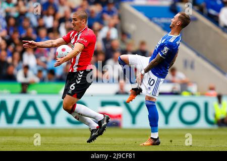 Leicester, Großbritannien. Leicester, Großbritannien. 22.. Mai 2022; The King Power Stadium, Leicester, Leicestershire, England; Premier League Football, Leicester City gegen Southampton; Oriol Romeu von Southampton kontrolliert den Ball unter dem Druck von James Maddison von Leicester City Credit: Action Plus Sports Images/Alamy Live News Stockfoto