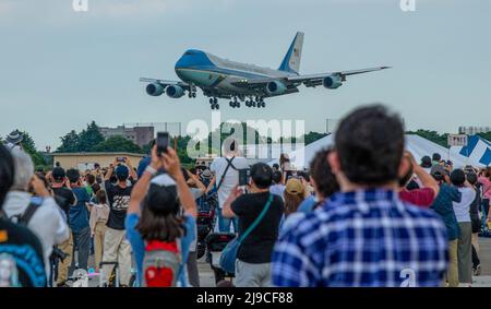 Fussa, Japan. 22.. Mai 2022. Air Force One mit US-Präsident Joe Biden landet während des japanisch-amerikanischen Freundschaftsfestivals auf dem Yokota Air Base am 22. Mai 2022 in Fussa, Japan. Biden kam aus Südkorea zu einem geplanten dreitägigen Besuch nach Japan. Kredit: Yasuo Osakabe/U.S. Air Force/Alamy Live News Stockfoto