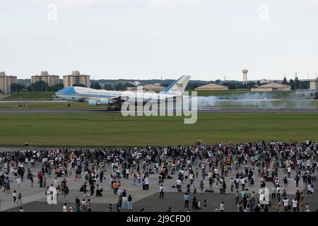 Fussa, Japan. 22.. Mai 2022. Air Force One mit US-Präsident Joe Biden landet während des japanisch-amerikanischen Freundschaftsfestivals auf dem Yokota Air Base am 22. Mai 2022 in Fussa, Japan. Biden kam aus Südkorea zu einem geplanten dreitägigen Besuch nach Japan. Kredit: TSgt. Joshua Edwards/USA Air Force/Alamy Live News Stockfoto