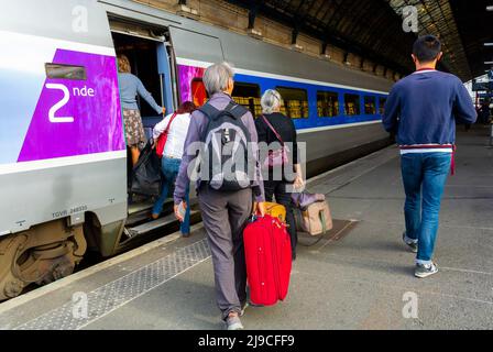 Bordeaux, Frankreich, Kleine Menschenmassen, Frauen, Gehen Weg, von hinten steigen Sie in den TGV-Zug, Bahnhof, gare de bordeaux St jean, Bahnsteig Stockfoto