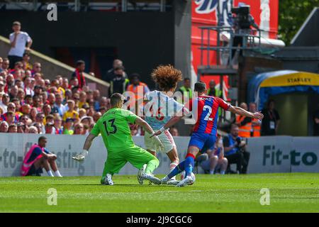 London, Großbritannien. 22.. Mai 2022; Selhurst Park, Crystal Palace, London, England; Premier League Fußball, Crystal Palace gegen Manchester United: Vicente Guaita vom Crystal Palace kollidiert mit Hannibal Mejbri von Manchester United, der eine Strafe will, aber abseits davon ist. Kredit: Aktion Plus Sport Bilder/Alamy Live Nachrichten Stockfoto