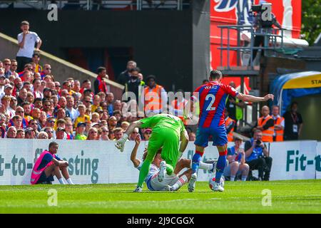 London, Großbritannien. 22.. Mai 2022; Selhurst Park, Crystal Palace, London, England; Premier League Fußball, Crystal Palace gegen Manchester United: Vicente Guaita vom Crystal Palace kollidiert mit Hannibal Mejbri von Manchester United, der eine Strafe will, aber abseits davon ist. Kredit: Aktion Plus Sport Bilder/Alamy Live Nachrichten Stockfoto