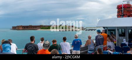 Dry Tortugas, FL - Sep 12 2021: Eine Gruppe von Touristen auf einer Fähre mit Blick auf Fort Jefferson im Dry Tortugas National Park Stockfoto