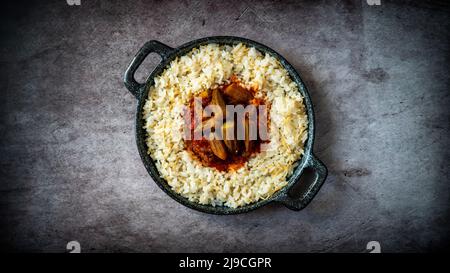 Okra und Fleisch in einem Topf wie Teller eintopfen. Draufsicht, Kopierbereich Stockfoto