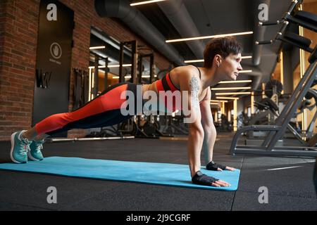 Fit Frau bei Kernübungen im Fitnessstudio Stockfoto
