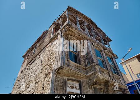 Altes und verlassene Haus, Haus aus Schlamm und Holz und niedrigen Winkel Blick verlassene Gebäude. Stockfoto