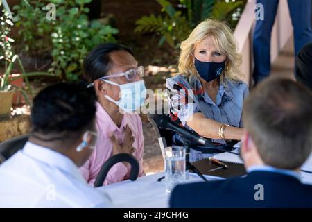 Panama City, Panama. 21.. Mai 2022. Die US-amerikanische First Lady Jill Biden, Zentrum, nimmt an einer Diskussion über das Leben mit HIV/AIDS Teil, rechts, während eines Besuchs im Good Samaritan Home, einem Tierheim, das die mit dieser Krankheit lebenden Menschen beherbergt, am 21. Mai 2022 in Panama City, Panama. Biden ist die zweite Station einer sechstägigen Tour durch Lateinamerika. Kredit: Cameron Smith/Weißes Haus Foto/Alamy Live Nachrichten Stockfoto