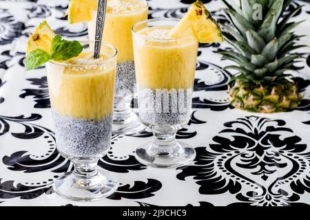 Ananas Chia Pudding vor einem Vintage Retro Hintergrund. Stockfoto