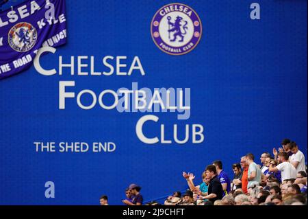 Chelsea-Fans beobachten das Geschehen während des Spiels der Premier League in Stamford Bridge, London. Bilddatum: Sonntag, 22. Mai 2022. Stockfoto