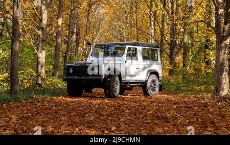 Landrover Verteidiger Hintergrundbild im Herbst-Stil Stockfoto