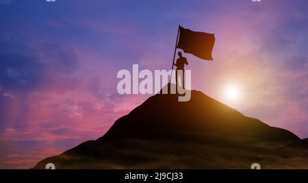 Silhouette Geschäftsmann mit Flagge kletterte auf die Spitze des Berges über den Himmel und Sonnenlicht Hintergrund. Erfolg, Zielerreichung, Führung. Stockfoto