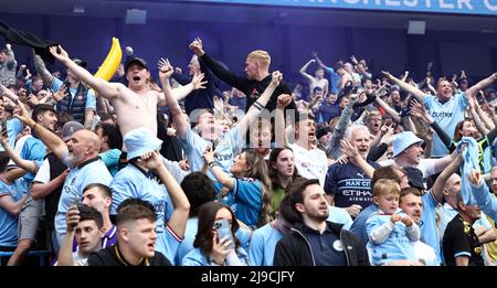 Manchester, Großbritannien. 22.. Mai 2022. Manchester City-Fans feiern das Spiel der Premier League im Etihad Stadium in Manchester. Bildnachweis sollte lauten: Darren Staples/Sportimage Credit: Sportimage/Alamy Live News Stockfoto