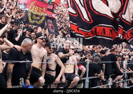 Reggio Emilia, Italien. 22.. Mai 2022. Die Fans des AC Mailand sind während des Serie A-Spiels zwischen uns Sassuolo und AC Mailand im Mapei-Stadion am 22. Mai 2022 in Reggio Emilia, Italien, zu sehen. Quelle: Marco Canoniero/Alamy Live News Stockfoto