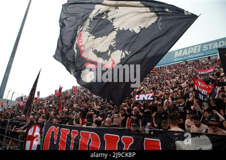 Reggio Emilia, Italien. 22.. Mai 2022. Die Fans des AC Mailand sind während des Serie A-Spiels zwischen uns Sassuolo und AC Mailand im Mapei-Stadion am 22. Mai 2022 in Reggio Emilia, Italien, zu sehen. Quelle: Marco Canoniero/Alamy Live News Stockfoto