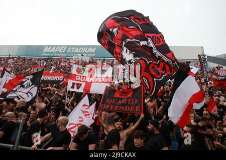 Reggio Emilia, Italien. 22.. Mai 2022. Die Fans des AC Mailand sind während des Serie A-Spiels zwischen uns Sassuolo und AC Mailand im Mapei-Stadion am 22. Mai 2022 in Reggio Emilia, Italien, zu sehen. Quelle: Marco Canoniero/Alamy Live News Stockfoto