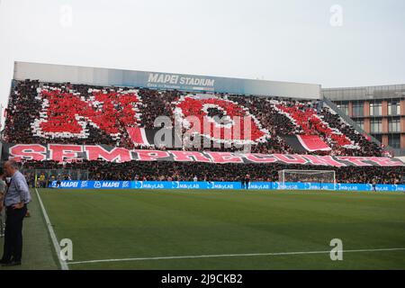 Reggio Emilia, Italien. 22.. Mai 2022. Die Fans des AC Mailand sind während des Serie A-Spiels zwischen uns Sassuolo und AC Mailand im Mapei-Stadion am 22. Mai 2022 in Reggio Emilia, Italien, zu sehen. Quelle: Marco Canoniero/Alamy Live News Stockfoto