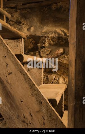 Nahaufnahme von alten hölzernen Kiefernholztreppen, die zum Keller in einem alten Haus im Stil einer kanadischen Hütte aus dem Jahr 1850 führen. Stockfoto