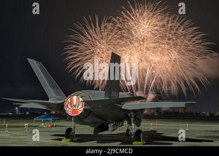 Fussa, Japan. 21.. Mai 2022. Ein dem taktischen Kampfgeschwader 301. zugeordneter Joint Strike Fighter der japanischen Selbstverteidigungsmacht F-35A Lightning II sitzt während einer Feuerwerksshow auf der Fluglinie während des Japanisch-Amerikanischen Freundschaftsfestivals auf der Yokota Air Base während des Japanisch-Amerikanischen Freundschaftsfestivals auf der Yokota Air Base, 21. Mai 2022 in Fussa, Japan. Kredit: Yasuo Osakabe/U.S. Air Force/Alamy Live News Stockfoto