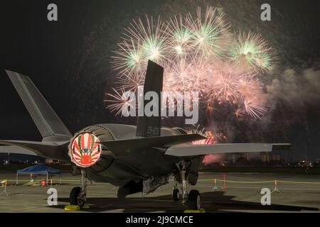 Fussa, Japan. 21.. Mai 2022. Ein dem taktischen Kampfgeschwader 301. zugeordneter Joint Strike Fighter der japanischen Selbstverteidigungsmacht F-35A Lightning II sitzt während einer Feuerwerksshow auf der Fluglinie während des Japanisch-Amerikanischen Freundschaftsfestivals auf der Yokota Air Base während des Japanisch-Amerikanischen Freundschaftsfestivals auf der Yokota Air Base, 21. Mai 2022 in Fussa, Japan. Kredit: Yasuo Osakabe/U.S. Air Force/Alamy Live News Stockfoto