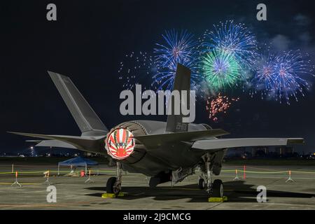 Fussa, Japan. 21.. Mai 2022. Ein dem taktischen Kampfgeschwader 301. zugeordneter Joint Strike Fighter der japanischen Selbstverteidigungsmacht F-35A Lightning II sitzt während einer Feuerwerksshow auf der Fluglinie während des Japanisch-Amerikanischen Freundschaftsfestivals auf der Yokota Air Base während des Japanisch-Amerikanischen Freundschaftsfestivals auf der Yokota Air Base, 21. Mai 2022 in Fussa, Japan. Kredit: Yasuo Osakabe/U.S. Air Force/Alamy Live News Stockfoto