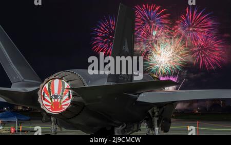 Fussa, Japan. 21.. Mai 2022. Ein dem taktischen Kampfgeschwader 301. zugeordneter Joint Strike Fighter der japanischen Selbstverteidigungsmacht F-35A Lightning II sitzt während einer Feuerwerksshow auf der Fluglinie während des Japanisch-Amerikanischen Freundschaftsfestivals auf der Yokota Air Base während des Japanisch-Amerikanischen Freundschaftsfestivals auf der Yokota Air Base, 21. Mai 2022 in Fussa, Japan. Kredit: Yasuo Osakabe/U.S. Air Force/Alamy Live News Stockfoto