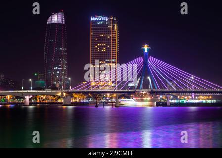DA NANG, VIETNAM - 06. JANUAR 2016: Kabelbrücke in der nächtlichen Stadtlandschaft. Da Nang, Vietnam Stockfoto