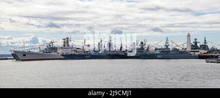 KRONSTADT, RUSSLAND - 01. MAI 2022: Schiffe der baltischen Flotte im Mittleren Hafen. Kronstadt Stockfoto